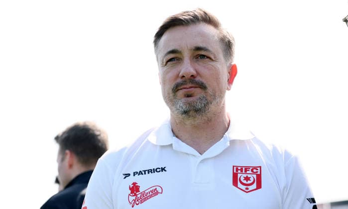 Leipzig, 18.04.2026, Bruno-Plache-Stadion, Fußball, Regionalliga NordOst, 30. Spieltag , 1.FC Lok Leipzig vs. Hallescher FC , Im Bild; Sportdirektor Daniel Meyer (Halle) . , Nur zur redaktionellen Nutzung. Only editorial use. , DFB regulations prohibit any use of photographs as image sequences and or quasi-video. , *** Leipzig, 18 04 2026, Bruno Plache Stadion, Fußball, Regionalliga NordOst, 30 Spieltag , 1 FC Lok Leipzig vs Hallescher FC , Im Bild Sportdirektor Daniel Meyer Halle , Nur zur redaktionellen Nutzung Only editorial use , DFB regulations prohibit any use of photographs as image sequences and or quasi video , Picture Point