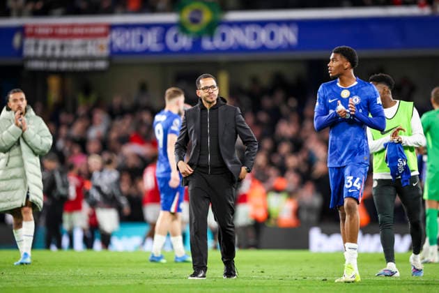 Chelsea v Manchester United, ManU Premier League Chelsea Manager Liam Rosenior dejected after the Chelsea v Manchester United Premier League match at Stamford Bridge, London, England on 18 April 2026 Credit: Phil Duncan Every Second Media Editorial use only. All images are copyright Every Second Media Limited. No images may be reproduced without prior permission. All rights reserved. Premier League and Football League images are subject to licensing agreements with Football DataCo Limited. see https: www.football-dataco.com Copyright: xIMAGO EveryxSecondxMediax ESM-1917-0092 PhilxDuncanx xEveryxSecondxMediax