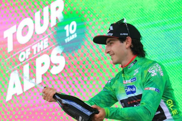 TOUR DES ALPES 2025 - UCI Cycling Race Tour of the Alps Pierre Teyssot MAXPPP ; TOUR DES ALPES 2025 - UCI Cycling Race Tour of the Alps. Innsbruck, Italy on April 20, 2026. Tommaso DATI (ITA) Team UKYO wins the Stage 1, Innsbruck - Innsbruck (144,3 Km). Tommaso DATI (ITA) takes the leader s green jersey. Pierre Teyssot Maxppp