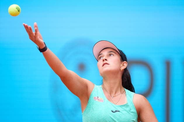 Mutua Madrid Open - Day One Leyre Romero Gormaz of Spain serves against Dalma Galfi of Hungary during the Girl™s Singles First Round Qualifying match on day one of the Mutua Madrid Open at Caja Magica on April 20, 2026, in Madrid, Spain. Madrid Caja Magica Madrid Spain RL_MMO2K26_000050 Copyright: xRicardoxLarreinax