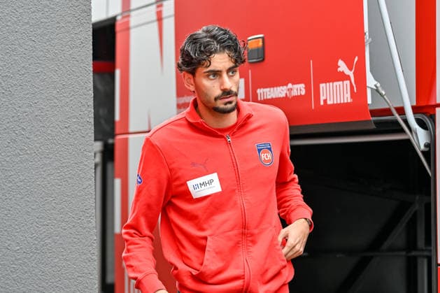 Eren Dinkci (1. FC Heidenheim 1846, 08) bei der Ankunft in Freiburg. GER, SC Freiburg - 1. FC Heidenheim, Fussball, Bundesliga, 30. Spieltag, Saison 2025 2026, 19.04.2026 DFL DFB REGULATIONS PROHIBIT ANY USE OF PHOTOGRAPHS AS IMAGE SEQUENCES AND OR QUASI-VIDEO GER, SC Freiburg - 1. FC Heidenheim, Fussball, Bundesliga, 30. Spieltag, Saison 2025 2026, 19.04.2026 Freiburg *** Eren Dinkci 1 FC Heidenheim 1846, 08 on arrival in Freiburg GER, SC Freiburg 1 FC Heidenheim, Football, Bundesliga, Matchday 30, Season 2025 2026, 19 04 2026 DFL DFB REGULATIONS PROHIBIT ANY USE OF PHOTOGRAPHS AS IMAGE SEQUENCES AND OR QUASI VIDEO GER, SC Freiburg 1 FC Heidenheim, Football, Bundesliga, Matchday 30, Season 2025 2026, 19 04 2026 Freiburg Copyright: xEibner-Pressefoto ThomasxHessx EP_THS