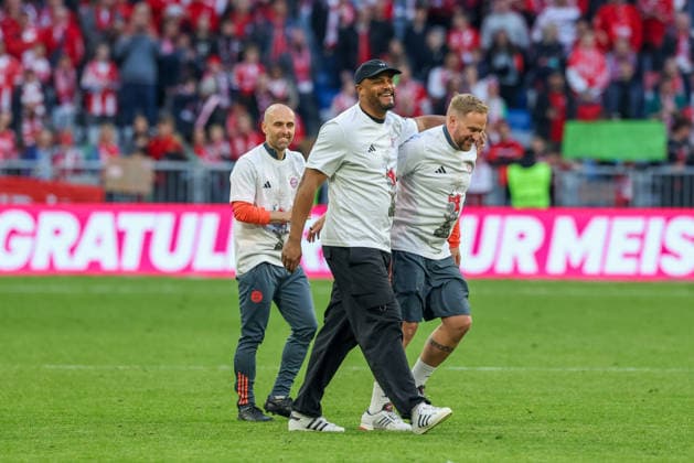 Vincent Kompany (FC Bayern Muenchen, Cheftrainer) und Aaron Danks (FC Bayern Muenchen, Co-Trainer) feiern und bejubeln den vorzeitigen Gewinn der deutschen Meisterschaft, Emotion, GER, FC Bayern Muenchen vs. VfB Stuttgart, Fussball, Bundesliga, 30. Spieltag, Saison 2025 2026, 19.04.2026, DFL DFB REGULATIONS PROHIBIT ANY USE OF PHOTOGRAPHS as IMAGE SEQUENCES and or QUASI-VIDEO, GER, FC Bayern Muenchen vs. VfB Stuttgart, Fussball, Bundesliga, 30. Spieltag, Saison 2025 2026, 19.04.2026 Muenchen *** Vincent Kompany FC Bayern Muenchen, Head Coach and Aaron Danks FC Bayern Muenchen, Co Coach celebrate and cheer the early win of the German Championship, Emotion, GER, FC Bayern Muenchen vs VfB Stuttgart, Football, Bundesliga, 30 Matchday, Season 2025 2026, 19 04 2026, DFL DFB REGULATES PROHIBIT ANY USE OF PHOTOGRAPHS as IMAGE SEQUENCES and or QUASI VIDEO, GER, FC Bayern Muenchen vs VfB Stuttgart, Football, Bundesliga, 30 Matchday, Season 2025 2026, 19 04 2026 Muenchen Copyright: xEibner-Pressefoto JennixMaulx EP_JML