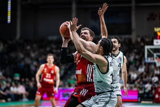 Andreas Obst (FC Bayern Muenchen Basketball) im Zweikampf mit Jordan Roland (Gladiators Trier), Vet Concept Gladiators Trier vs FC Bayern Muenchen Basketball , Basketball, easyCredit BBL, 30. Spieltag, Saison 2025 2026, 20.04.2026 Vet Concept Gladiators Trier vs FC Bayern Muenchen Basketball , Basketball, easyCredit BBL, 30. Spieltag, Saison 2025 2026, 20.04.2026 Copyright: xEibner-Pressefoto AlexanderxNeisx EP_ANS