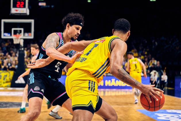 Michael Kessens (Telekom Baskets Bonn, 06), Norris Agbakoko (Alba Berlin, 17), GER, ALBA Berlin vs. Telekom Baskets Bonn, Basketball Herren, easy Credit BBL, Saison 2025 2026, 30. Spieltag, 20.04.2026 GER, ALBA Berlin vs. Telekom Baskets Bonn, Basketball Herren, easy Credit BBL, Saison 2025 2026, 30. Spieltag, 20.04.2026 Berlin