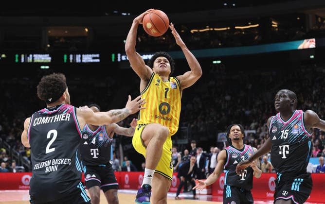 Alijah Comithier, Jack Kayil am Ball Zweikampf Spielszene Aktion Basketball BBL Bundesliga Herren 30. Spieltag Saison 2025 2026 20.04.2026 ALBA Berlin vs. Telekom Baskets Bonn