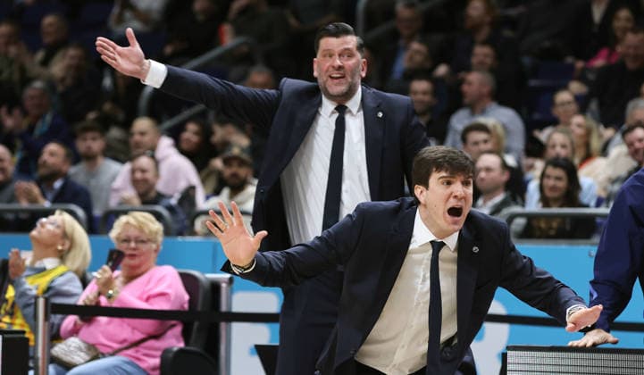 Trainer Pedro Calles zeigend, gestikulierend, dahinter Co Trainer Sebastian Trzcionka Aktion Oberkörper Basketball BBL Bundesliga Herren 30. Spieltag Saison 2025 2026 20.04.2026 ALBA Berlin vs. Telekom Baskets Bonn