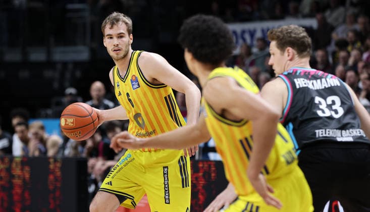 Malte Delow am Ball, Jack Kayil, Patrick Heckmann Zweikampf Spielszene Aktion Basketball BBL Bundesliga Herren 30. Spieltag Saison 2025 2026 20.04.2026 ALBA Berlin vs. Telekom Baskets Bonn