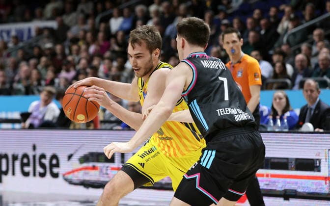 Malte Delow am Ball, Grayson Murphy Zweikampf Spielszene Aktion Basketball BBL Bundesliga Herren 30. Spieltag Saison 2025 2026 20.04.2026 ALBA Berlin vs. Telekom Baskets Bonn