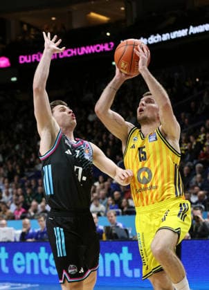 Grayson Murphy, Martin Hermannsson am Ball Zweikampf Spielszene Aktion Basketball BBL Bundesliga Herren 30. Spieltag Saison 2025 2026 20.04.2026 ALBA Berlin vs. Telekom Baskets Bonn