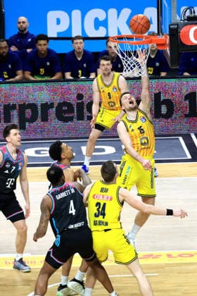 DEU, easyCredit BBL, ALBA vs. Telekom Baskets Bonn, 20.04.2026, Uber-Arena, Berlin, DEU, easyCredit BBL, ALBA vs. Telekom Baskets Bonn, im Bild Martin Hermannsson (ALBA Berlin 15), Justin Bean (ALBA Berlin 34), Grayson Murphy (Telekom Baskets Bonn 7), Joel Aminu (Telekom Baskets Bonn 21), Jeff Garrett Jr. (Telekom Baskets Bonn 4)