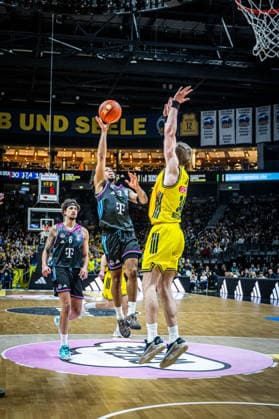 Basketball Berlin 20.04.2026 Saison 2025 2026 EasyCredit BBL 1. Bundesliga Männer, Herren Alba Berlin - Telekom Baskets Bonn Zachery Cooks (Bonn, No.03)
