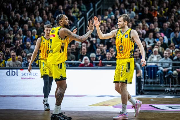 Basketball Berlin 20.04.2026 Saison 2025 2026 EasyCredit BBL 1. Bundesliga Männer, Herren Alba Berlin - Telekom Baskets Bonn J wan Roberts (Alba Berlin, No.13) Malte Delow (Alba Berlin, No.06)