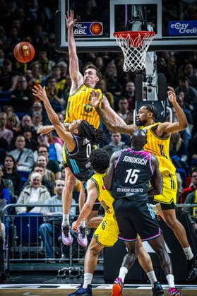 Basketball Berlin 20.04.2026 Saison 2025 2026 EasyCredit BBL 1. Bundesliga Männer, Herren Alba Berlin - Telekom Baskets Bonn Jalen Finch (Bonn, No.00) Moses Wood (Alba Berlin, No.11)