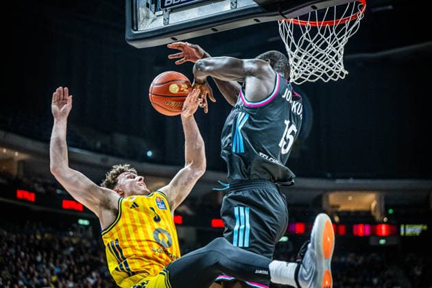 Basketball Berlin 20.04.2026 Saison 2025 2026 EasyCredit BBL 1. Bundesliga Männer, Herren Alba Berlin - Telekom Baskets Bonn Kur Jongkuch (Bonn, No.15) Alex O Connell (Alba Berlin, No.03)