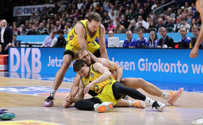Moses Wood, Melvin Jostmann, Alex O Connell Zweikampf Spielszene Aktion Basketball BBL Bundesliga Herren 30. Spieltag Saison 2025 2026 20.04.2026 ALBA Berlin vs. Telekom Baskets Bonn *** Moses Wood, Melvin Jostmann, Alex O Connell duel Match scene Action Sport Basketball BBL Bundesliga Men 30 Matchday Season 2025 2026 20 04 2026 ALBA Berlin vs Telekom Baskets Bonn