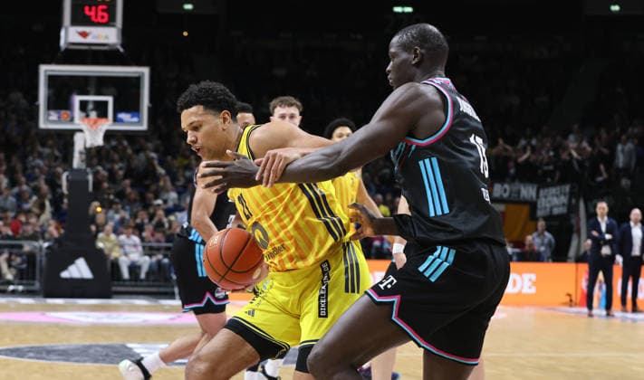 Neuzugang Michael Rataj am Ball, Kur Jongkuch Zweikampf Spielszene Aktion Basketball BBL Bundesliga Herren 30. Spieltag Saison 2025 2026 20.04.2026 ALBA Berlin vs. Telekom Baskets Bonn