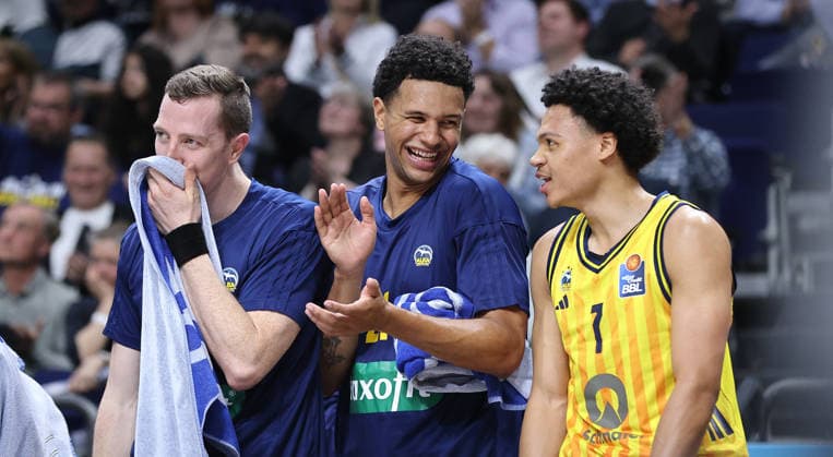 Justin Bean, Neuzugang Michael Rataj jubelt, Jack Kayil Aktion Oberkörper Basketball BBL Bundesliga Herren 30. Spieltag Saison 2025 2026 20.04.2026 ALBA Berlin vs. Telekom Baskets Bonn