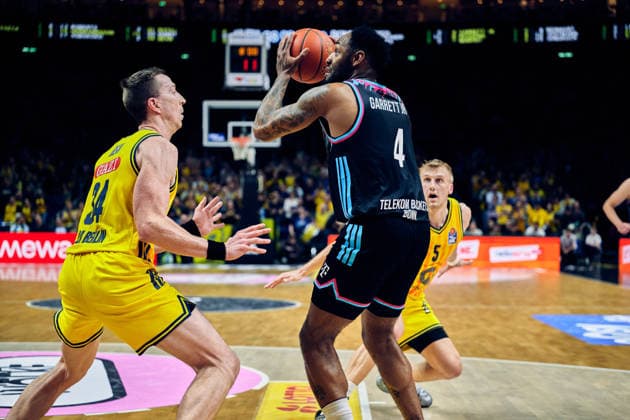 Justin Bean (Alba Berlin, 34), Jeff Garrett Jr. (Telekom Baskets Bonn, 04), GER, ALBA Berlin vs. Telekom Baskets Bonn, Basketball Herren, easy Credit BBL, Saison 2025 2026, 30. Spieltag, 20.04.2026 GER, ALBA Berlin vs. Telekom Baskets Bonn, Basketball Herren, easy Credit BBL, Saison 2025 2026, 30. Spieltag, 20.04.2026 Berlin