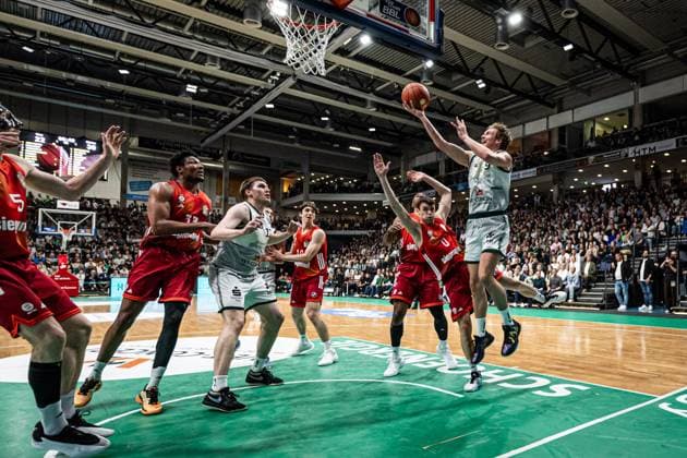Marco Hollersbacher (Gladiators Trier) im Zweikampf mit Neno Dimitrijevic (FC Bayern Muenchen Basketball), Vet Concept Gladiators Trier vs FC Bayern Muenchen Basketball , Basketball, easyCredit BBL, 30. Spieltag, Saison 2025 2026, 20.04.2026 Vet Concept Gladiators Trier vs FC Bayern Muenchen Basketball , Basketball, easyCredit BBL, 30. Spieltag, Saison 2025 2026, 20.04.2026 Copyright: xEibner-Pressefoto AlexanderxNeisx EP_ANS