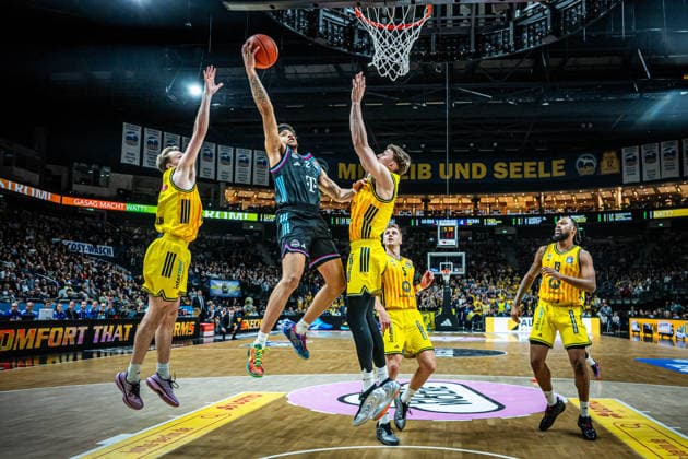 Basketball Berlin 20.04.2026 Saison 2025 2026 EasyCredit BBL 1. Bundesliga Männer, Herren Alba Berlin - Telekom Baskets Bonn Alijah Comithier (Bonn, No.02) Alex O Connell (Alba Berlin, No.03) *** Basketball Berlin 20 04 2026 Season 2025 2026 EasyCredit BBL 1 Bundesliga Men, Men Alba Berlin Telekom Baskets Bonn Alijah Comithier Bonn, No 02 Alex O Connell Alba Berlin, No 03