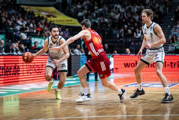 Clayton Guillozet (Gladiators Trier) im Zweikampf mit Neno Dimitrijevic (FC Bayern Muenchen Basketball), Vet Concept Gladiators Trier vs FC Bayern Muenchen Basketball , Basketball, easyCredit BBL, 30. Spieltag, Saison 2025 2026, 20.04.2026 Vet Concept Gladiators Trier vs FC Bayern Muenchen Basketball , Basketball, easyCredit BBL, 30. Spieltag, Saison 2025 2026, 20.04.2026 Copyright: xEibner-Pressefoto AlexanderxNeisx EP_ANS