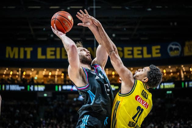 Basketball Berlin 20.04.2026 Saison 2025 2026 EasyCredit BBL 1. Bundesliga Männer, Herren Alba Berlin - Telekom Baskets Bonn Melvin Jostmann (Bonn, No.12) Michael Rataj (Alba Berlin, No.21)