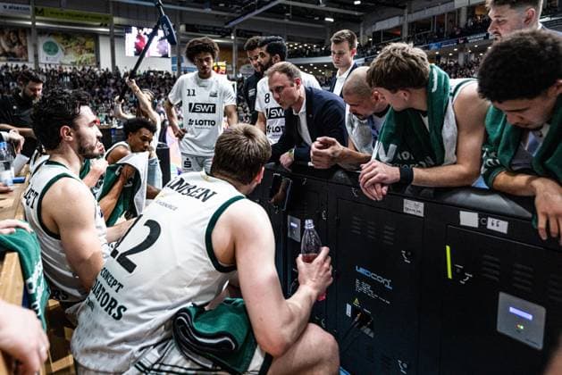 Jacques Schneider (Gladiators Trier) mit Team in der Auszeit, Vet Concept Gladiators Trier vs FC Bayern Muenchen Basketball , Basketball, easyCredit BBL, 30. Spieltag, Saison 2025 2026, 20.04.2026 Vet Concept Gladiators Trier vs FC Bayern Muenchen Basketball , Basketball, easyCredit BBL, 30. Spieltag, Saison 2025 2026, 20.04.2026 *** Jacques Schneider Gladiators Trier with team in timeout, Vet Concept Gladiators Trier vs FC Bayern Muenchen Basketball , Basketball, easyCredit BBL, Matchday 30, Season 2025 2026, 20 04 2026 Vet Concept Gladiators Trier vs FC Bayern Muenchen Basketball , Basketball, easyCredit BBL, Matchday 30, Season 2025 2026, 20 04 2026 Copyright: xEibner-Pressefoto AlexanderxNeisx EP_ANS