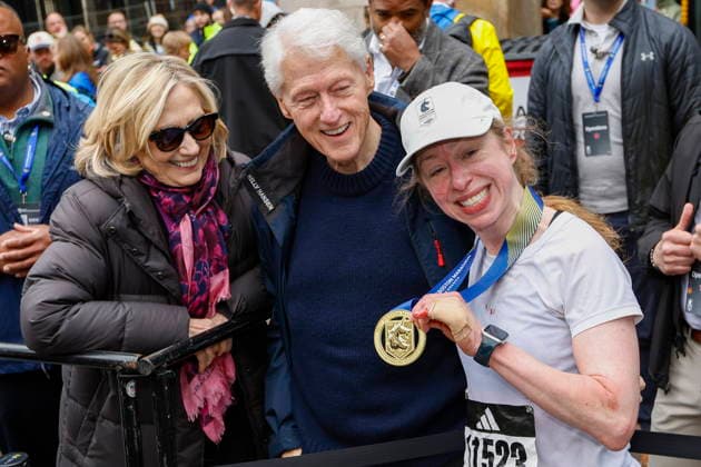 Boston Marathon Chelsea Clinton (R) poses for a photo with her parents Bill (C) and Hillary Clinton at the 130th Boston Marathon in Boston, Massachusetts, USA, 20 April 2026. BOSTON MASSACHSETTS UNITED STATES  Copyright: xGREGxM.xCOOPERx