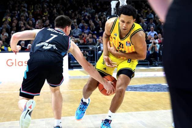 DEU, easyCredit BBL, ALBA vs. Telekom Baskets Bonn, 20.04.2026, Uber-Arena, Berlin, DEU, easyCredit BBL, ALBA vs. Telekom Baskets Bonn, im Bild Michael Rataj (ALBA Berlin 21), Grayson Murphy (Telekom Baskets Bonn 7)