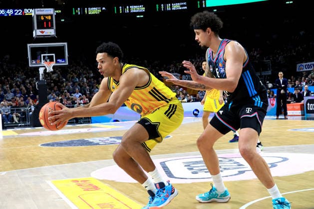 DEU, easyCredit BBL, ALBA vs. Telekom Baskets Bonn, 20.04.2026, Uber-Arena, Berlin, DEU, easyCredit BBL, ALBA vs. Telekom Baskets Bonn, im Bild Michael Rataj (ALBA Berlin 21), Michael Kessens (Telekom Baskets Bonn 6)
