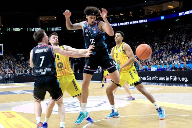 DEU, easyCredit BBL, ALBA vs. Telekom Baskets Bonn, 20.04.2026, Uber-Arena, Berlin, DEU, easyCredit BBL, ALBA vs. Telekom Baskets Bonn, im Bild JONAS MATTISSECK (ALBA Berlin 9), Michael Rataj (ALBA Berlin 21), Grayson Murphy (Telekom Baskets Bonn 7), Michael Kessens (Telekom Baskets Bonn 6)
