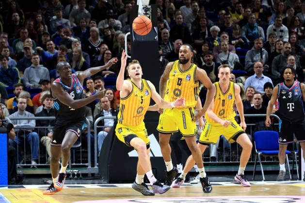 DEU, easyCredit BBL, ALBA vs. Telekom Baskets Bonn, 20.04.2026, Uber-Arena, Berlin, DEU, easyCredit BBL, ALBA vs. Telekom Baskets Bonn, im Bild Sam Griesel (ALBA Berlin 5), J Wan Roberts (ALBA Berlin 13), Moses Wood (ALBA Berlin 11), Kur Jongkuch (Telekom Baskets Bonn 15)