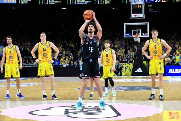 DEU, easyCredit BBL, ALBA vs. Telekom Baskets Bonn, 20.04.2026, Uber-Arena, Berlin, DEU, easyCredit BBL, ALBA vs. Telekom Baskets Bonn, im Bild Freiwurf von Michael Kessens (Telekom Baskets Bonn 6), ALBA-Spielerkreis