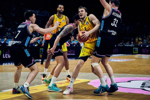 Malte Delow (Alba Berlin, 06), Grayson Murphy (Telekom Baskets Bonn, 07), Michael Kessens (Telekom Baskets Bonn, 06), Patrick Heckmann (Telekom Baskets Bonn, 33), GER, ALBA Berlin vs. Telekom Baskets Bonn, Basketball Herren, easy Credit BBL, Saison 2025 2026, 30. Spieltag, 20.04.2026 GER, ALBA Berlin vs. Telekom Baskets Bonn, Basketball Herren, easy Credit BBL, Saison 2025 2026, 30. Spieltag, 20.04.2026 Berlin