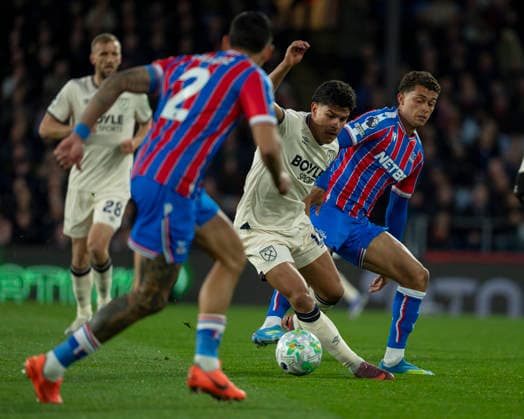Crystal Palace v West Ham United Premier League Mateus Fernandes of West Ham United dribbles the ball during the Premier League match between Crystal Palace and West Ham United at Selhurst Park, London 20 04 2026 UK Newspapers OUT Copyright: xBenjaminxGilbertx FIL-23315-0033