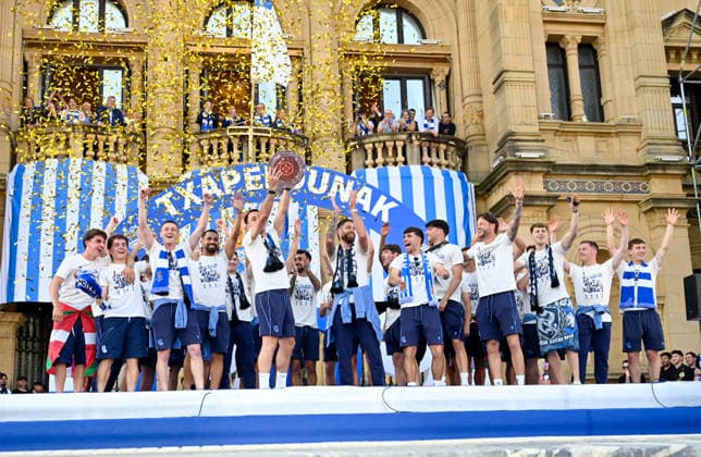La Real Sociedad celebra con su afición la victoria en la Copa del Rey Futbolistas de la Real Sociedad durante la celebración del equipo por la victoria en la Copa del Rey, a 20 de abril de 2026, en San Sebastián, País Vasco (Espana). La Real Sociedad se proclamó campeón de la competición copera el pasado 18 de abril tras vencer en tanda de penaltis al Atlético de Madrid. 20 ABRIL 2026 Espana *** Real Sociedad celebrates its victory in the Copa del Rey with its fans Real Sociedad players during the teams celebration of its victory in the Copa del Rey, on April 20, 2026, in San Sebastian, Basque Country Spain Real Sociedad won the Copa del Rey on April 18 after defeating Atletico Madrid in a penalty shootout 20 APRIL 2026 Spain  Copyright: xArnaitzxRubiox 7455921