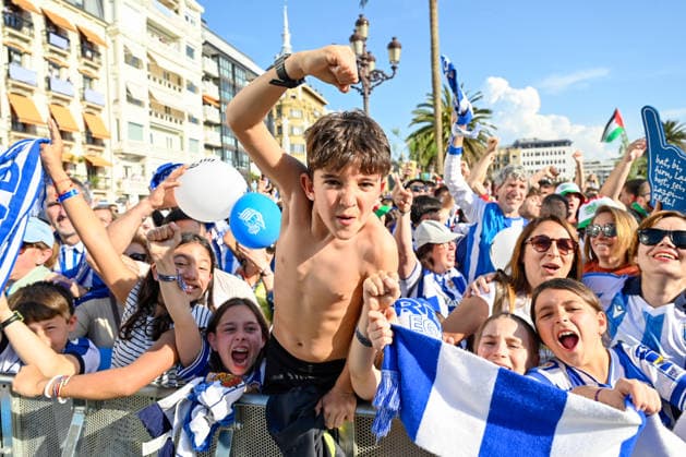 La Real Sociedad celebra con su afición la victoria en la Copa del Rey Varios aficionados de la Real Sociedad durante la celebración del equipo por la victoria en la Copa del Rey, a 20 de abril de 2026, en San Sebastián, País Vasco (Espana). La Real Sociedad se proclamó campeón de la competición copera el pasado 18 de abril tras vencer en tanda de penaltis al Atlético de Madrid. 20 ABRIL 2026 Espana *** Real Sociedad celebrates its victory in the Copa del Rey with its fans Several Real Sociedad fans celebrate the teams victory in the Copa del Rey, on April 20, 2026, in San Sebastian, Basque Country Spain Real Sociedad won the Copa del Rey on April 18 after beating Atletico Madrid in a penalty shootout 20 APRIL 2026 Spain  Copyright: xArnaitzxRubiox 7455931