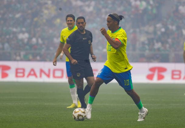 Mexico v Brazil Legends Exhibition Match Brazilian former football player Ronaldinho dribbles the ball during the legends exhibition football match between Mexico and Brazil at Estadio Banorte. on April 19, 2026, 2026 in Mexico City, Mexico. (Photo by Ian Robles Eyepix Group) Copyright: xIanxRobles xEyepixxGroupx EL_19042026_181084JPEG