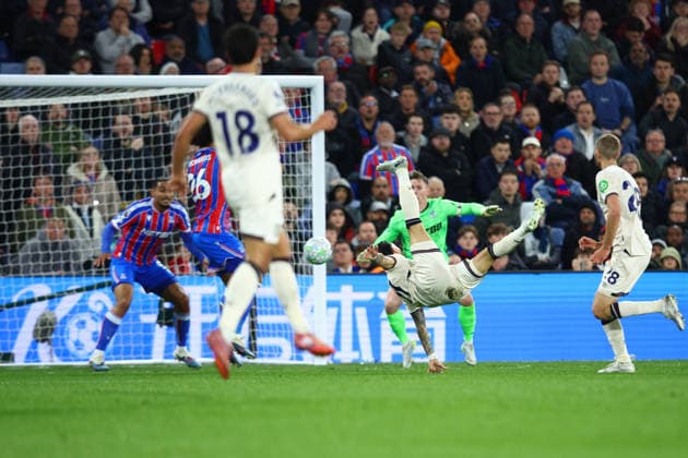 Premier League: Crystal Palace v West Ham United LONDON, UK - 20th Apr 2026: Taty Castellanos of West Ham United with an overhead attempt at goal during the Premier League match between Crystal Palace FC and West Ham United FC at Selhurst Parkl London Selhurst Park England United Kingdom Copyright: xCraigxMercerx xPeakxActionxPhotosx