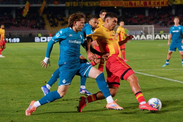 Danilo Veiga of US Lecce in action against Luis Balbo of ACF Fiorentina during US Lecce vs ACF Fiorentina, Italian soccer Serie A match in Lecce, Italy, April 20 2026  Copyright: xEmmanuelexMastrodonato IPAxSportx xipa-agency.netx xx IPA_74108701 IPA_Agency_IPA74108701