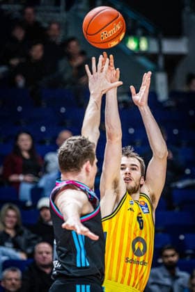 Basketball Berlin 20.04.2026 Saison 2025 2026 EasyCredit BBL 1. Bundesliga Männer, Herren Alba Berlin - Telekom Baskets Bonn Malte Delow (Alba Berlin, No.06)