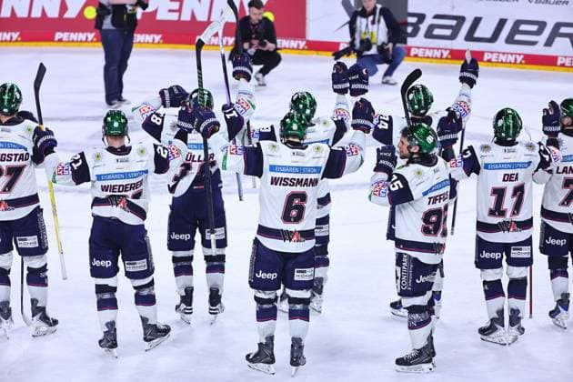 Berliner Spieler feiern den Sieg gegen Koeln und den EInzug ins Finale GER, Koelner Haie vs Eisbaeren Berlin, Eishockey, DEL, Halbfinale Spiel 6, Spielzeit 2025 2026, 20.04.2026 GER, Koelner Haie vs Eisbaeren Berlin, Eishockey, DEL, Halbfinale Spiel 6, Spielzeit 2025 2026, 20.04.2026 Koeln *** Berlin players celebrate the victory against Cologne and the entry into the final GER, Koelner Haie vs Eisbaeren Berlin, ice hockey, DEL, semi-final game 6, season 2025 2026, 20 04 2026 GER, Koelner Haie vs Eisbaeren Berlin, ice hockey, DEL, semi-final game 6, season 2025 2026, 20 04 2026 Cologne Copyright: xEibner-Pressefoto RenexWeissx EP_RWS