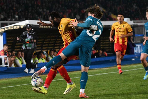 CALCIO - Serie A - US Lecce vs ACF Fiorentina Coulibaly Lassana (Us Lecce) against Luis Francisco Balbo Vieira (Ac Fiorentina) during US Lecce vs ACF Fiorentina, Italian soccer Serie A match in Lecce, Italy, April 20 2026 Lecce Italy  Copyright: xIPAxSport ABACAx