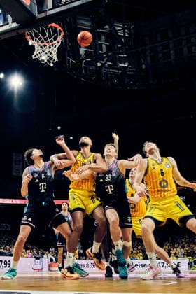 Michael Kessens (Telekom Baskets Bonn, 06), Norris Agbakoko (Alba Berlin, 17), Patrick Heckmann (Telekom Baskets Bonn, 33), Malte Delow (Alba Berlin, 06), GER, ALBA Berlin vs. Telekom Baskets Bonn, Basketball Herren, easy Credit BBL, Saison 2025 2026, 30. Spieltag, 20.04.2026 GER, ALBA Berlin vs. Telekom Baskets Bonn, Basketball Herren, easy Credit BBL, Saison 2025 2026, 30. Spieltag, 20.04.2026 Berlin