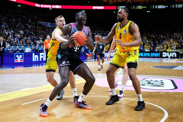 Kur Jongkuch (Telekom Baskets Bonn, 15), J Wan Roberts (Alba Berlin, 13), GER, ALBA Berlin vs. Telekom Baskets Bonn, Basketball Herren, easy Credit BBL, Saison 2025 2026, 30. Spieltag, 20.04.2026 GER, ALBA Berlin vs. Telekom Baskets Bonn, Basketball Herren, easy Credit BBL, Saison 2025 2026, 30. Spieltag, 20.04.2026 Berlin