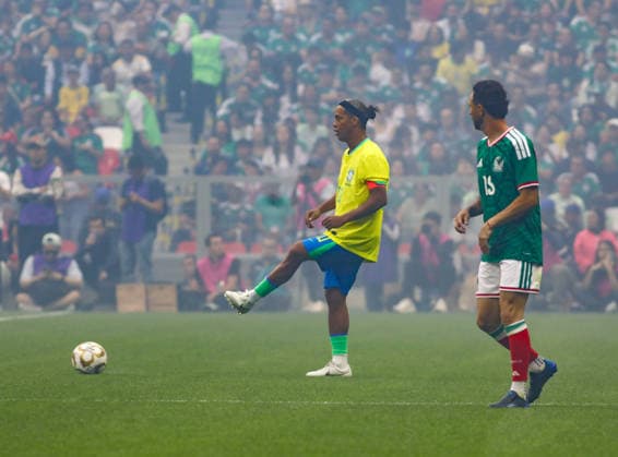 April 20, 2026, Mexico City, Ciudad de Mexico, Mexico: Brazilian former football player Ronaldinho runs with the ball during the legends exhibition football match between Mexico and Brazil at Estadio Banorte. on April 19, 2026, 2026 in Mexico City, Mexico. Mexico V Brazil Legends Exhibition Match  - ZUMAe321 20260420_zsa_e321_023 Copyright: xIanxRoblesx