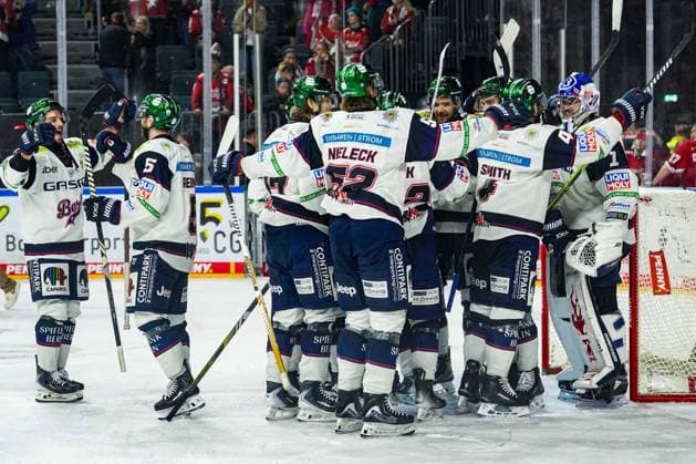 Eishockey Penny-DEL Playoff-Halbfinale Spiel6 Kölner Haie - Eisbären Berlin am 20.04.2026 in der Lanxess Arena in Köln Berlins Spieler feiern den Einzug ins Playoff-Finale Gemäß den Vorgaben der DEL Deutsche Eishockey Liga ist die Publikation und Weiterverwertung der Aufnahmen in elektronischen Medien und Endgeräten aller Art während des laufenden Spiels nicht zulässig. *** Ice Hockey Penny DEL Playoff Semifinal Game6 Kölner Haie Eisbären Berlin on 20 04 2026 at the Lanxess Arena in Cologne Berlins players celebrate their entry into the playoff final According to the regulations of the DEL German Ice Hockey League, the publication and further use of the recordings in electronic media and end devices of all kinds is not permitted during the ongoing game xDMx