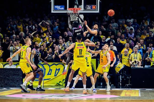 Norris Agbakoko (Alba Berlin, 17), Kur Jongkuch (Telekom Baskets Bonn, 15), GER, ALBA Berlin vs. Telekom Baskets Bonn, Basketball Herren, easy Credit BBL, Saison 2025 2026, 30. Spieltag, 20.04.2026 GER, ALBA Berlin vs. Telekom Baskets Bonn, Basketball Herren, easy Credit BBL, Saison 2025 2026, 30. Spieltag, 20.04.2026 Berlin