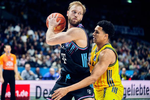 Melvin Jostmann (Telekom Baskets Bonn, 12), Michael Rataj (Alba Berlin, 21) GER, ALBA Berlin vs. Telekom Baskets Bonn, Basketball Herren, easy Credit BBL, Saison 2025 2026, 30. Spieltag, 20.04.2026 GER, ALBA Berlin vs. Telekom Baskets Bonn, Basketball Herren, easy Credit BBL, Saison 2025 2026, 30. Spieltag, 20.04.2026 Berlin