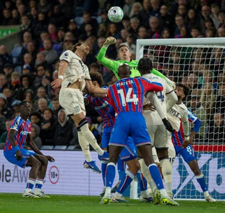 Crystal Palace v West Ham United Premier League Dean Henderson of Crystal Palace makes a save during the Premier League match between Crystal Palace and West Ham United at Selhurst Park, London 20 04 2026 UK Newspapers OUT Copyright: xBenjaminxGilbertx FIL-23315-0052